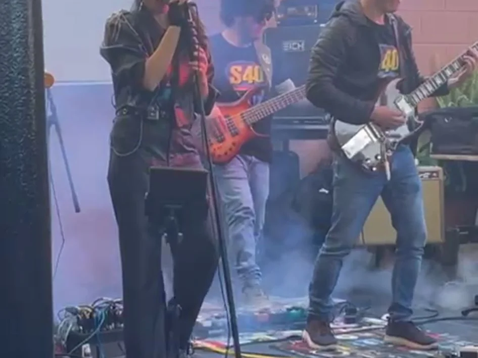 Banda tocando en directo en un evento privado en Calizza