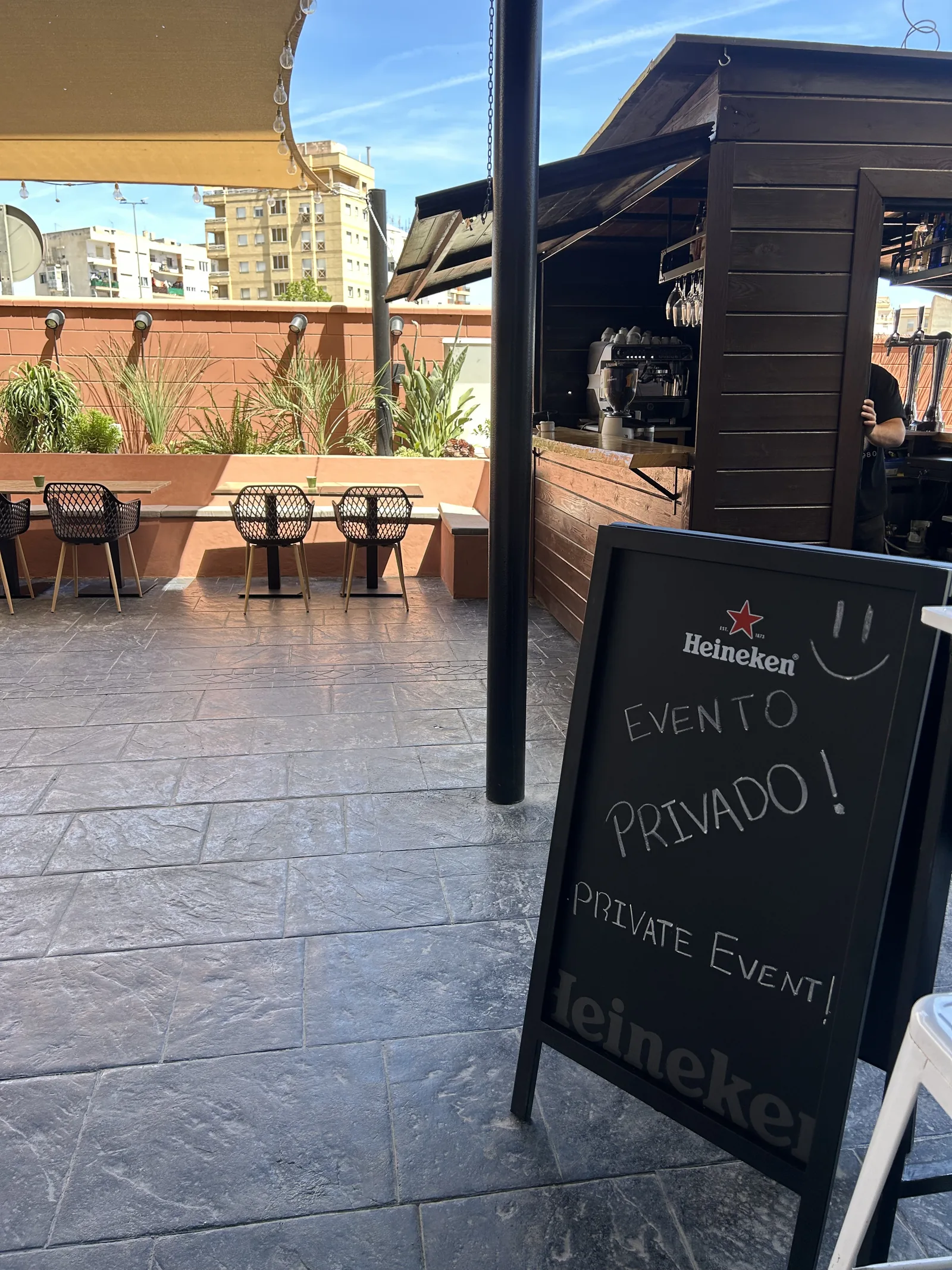 Terraza de Calizza con pizarra anunciando un evento privado